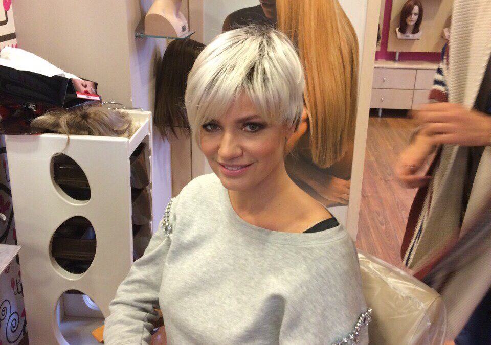 Παναγιώτα Βλαντή δοκιμάζοντας περούκες για το Θεατρικό